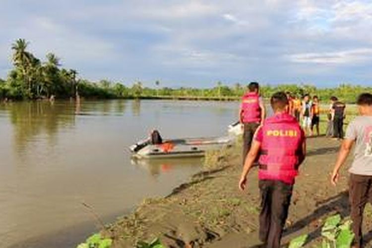 Tim SAR Meulaboh mencari jasad Dharman Giawa dengan menyusuri sungai di Nagan Raya, Rabu (21/1/2015).