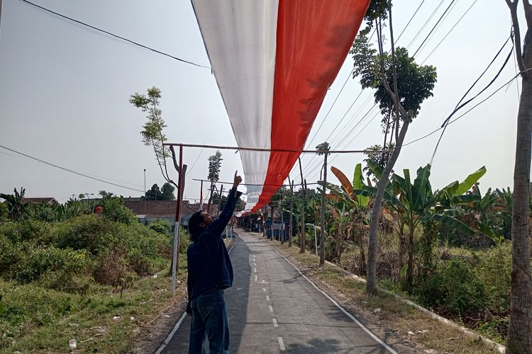 Dari Iuran Rp 50.000 hingga Jahit Sendiri Bendera Merah Putih 200 Meter, Pemuda Rejosari Pekalongan Sulap Jalan Kampung Jadi Lorong Kemerdekaan