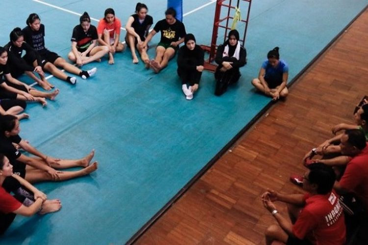 Para pemain tim nasional voli putri Indonesia sedang mendengarkan arahan dari sang pelatih, Risco Herlambang, seusai menjalani sesi latihan di Padepokan Voli, Sentul, Kabupaten Bogor, Rabu (5/7/2017).