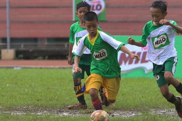 Suasana pertandingan pada kompetisi Milo Football Championship 2017 di Gor Soemantri Brodjonegoro, Jakarta, Sabtu (18/02/2017). Kompetisi yang diadakan Nestle Milo ini merupakan satu-satunya wadah kompetisi sepak bola umur 12 tahun antar sekolah dasar untuk mencari bibit pesepak bola berbakat di Indonesia.