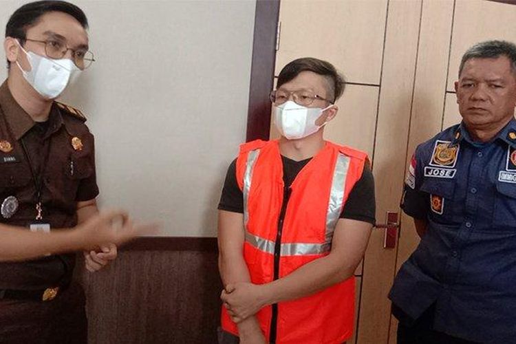 Tersangka Lim Wee Ping (28) saat memberikan keterangan di kantor Kejari Kepulauan Meranti, Selasa (25/10/2022). WNA Malaysia ini masuk secara ilegal demi bertemu sang pacar. 