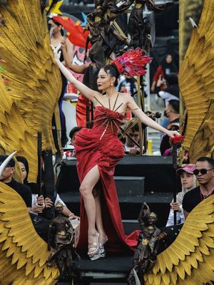 Patricia Gouw tampil memukau di Jember Fashion Carnaval dan Artwear Carnival 2025 dengan busana dramatis, aksesori megah, dan riasan glamor.