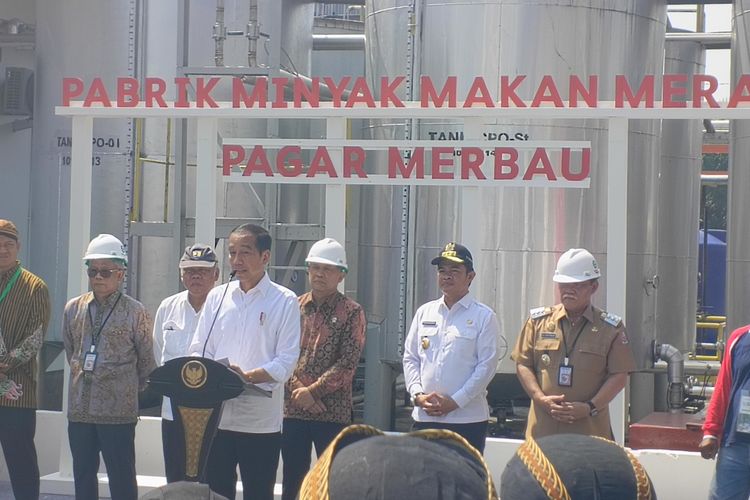 Presiden Jokowi Widodo saat meresmikan pabrik minyak makan merah di Kabupaten Deli Serdang, Sumatera Utara, Kamis (14/3/2024)