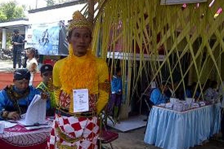 Panitia Pemungutan Suara di TPS 06 Kelurahan Kandri, Kecamatan Gunungpati, Semarang mengenakan kostum kera untuk menarik warga menggunakan hak pilihnya pada Pemilu Legislatif, Rabu (9/4/2014)