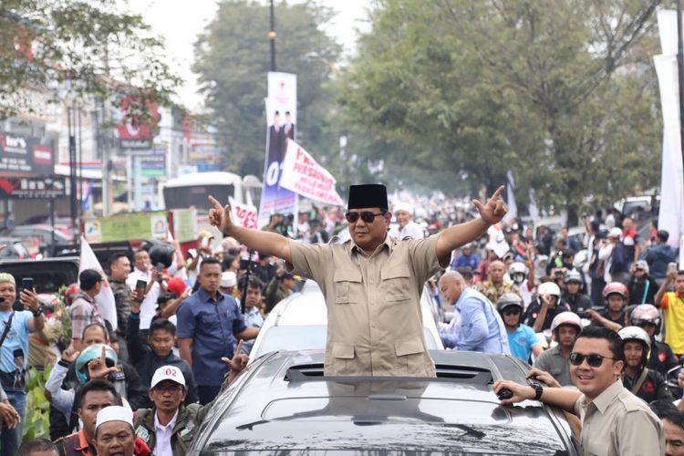 Calon presiden nomor urut 02 Prabowo Subianto berkunjung ke Kabupaten Cianjur, Jawa Barat, untuk menghadiri acara Prabowo Menyapa Rakyat Jawa Barat di Gedung Serbaguna Assakinah, Cianjur, Selasa (12/3/2019).