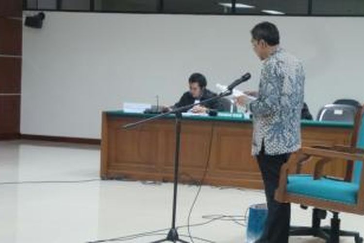 Terdakwa kasus  dugaan suap pengaturan kuota impor daging sapi dan pencucian uang, Ahmad Fathanah membacakan nota pembelaan atau pledoi pribadinya dalam sidang di Pengadilan Tindak Pidana Korupsi, Jakarta, Senin (28/10/2013) malam.