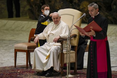 Ketika Seorang Anak Minta Topi Paus Fransiskus Secara Langsung di Panggung Audiensi Umum