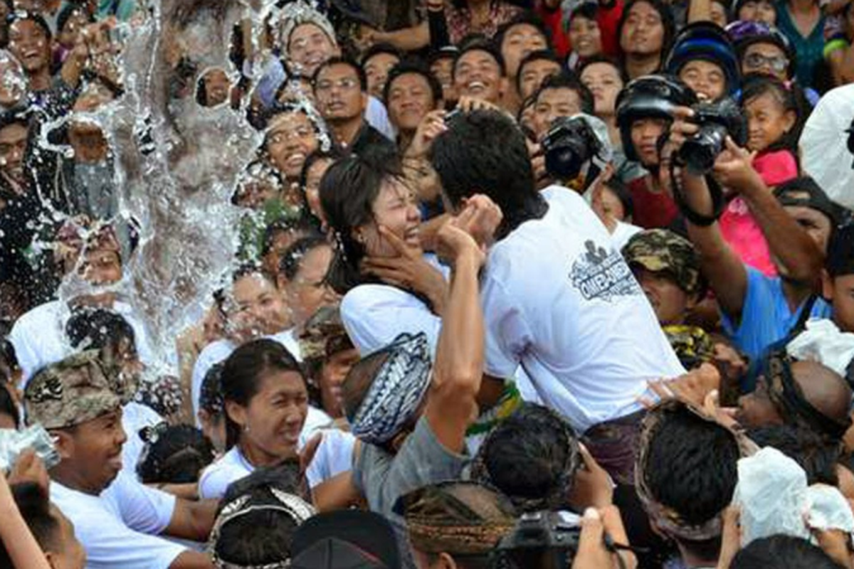 Omed -omedan dari Bali. Tradisi ini dilakukan pada hari pertama setelah Hari Raya Nyepi di Desa Sesetan, Bali. 