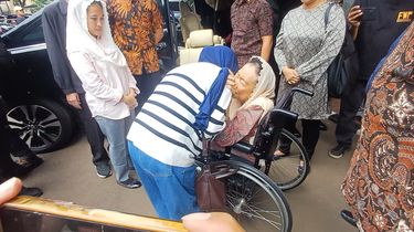 Tangis Ibu Delpedro Marhaen Pecah di Pelukan Istri Gus Dur