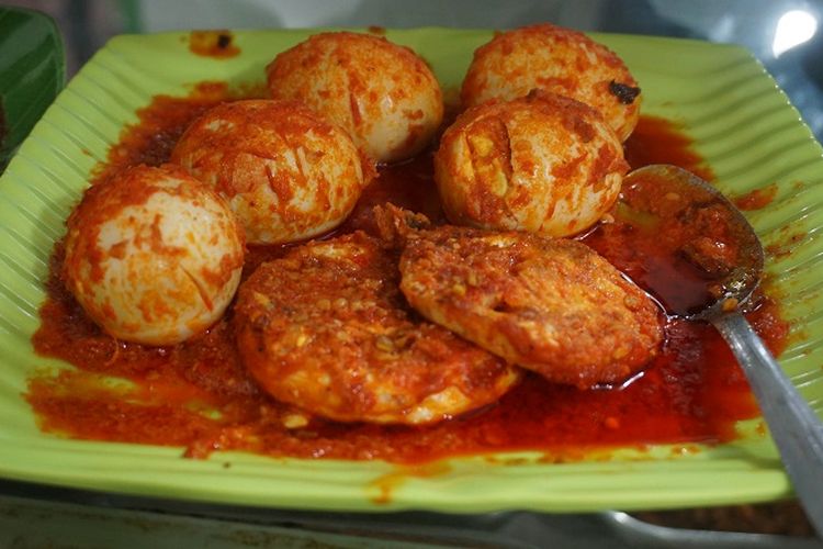 Menu telur balado di warteg Kharisma Bahari.