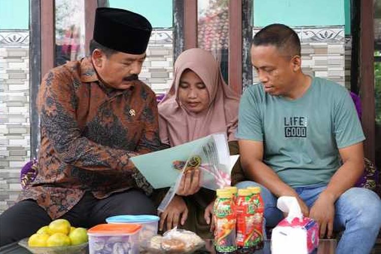 Menteri ATR/Kepala BPN Hadi Tjahjanto saat menyerahkan sertifikat tanah ke rumah-rumah masyarakat di Desa Dukuhklopo, Kecamatan Peterongan, Kabupaten Jombang, Jawa Timur.