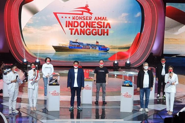 Direktur Human Capital Management Telkom Afriwandi (keempat dari kiri) berfoto bersama usai menerima barang lelang memorabilia atlet peraih medali emas Olimpiade Tokyo 2020 dalam acara Konser Amal Indonesia Tangguh di Jakarta, Minggu (8/8/2021).