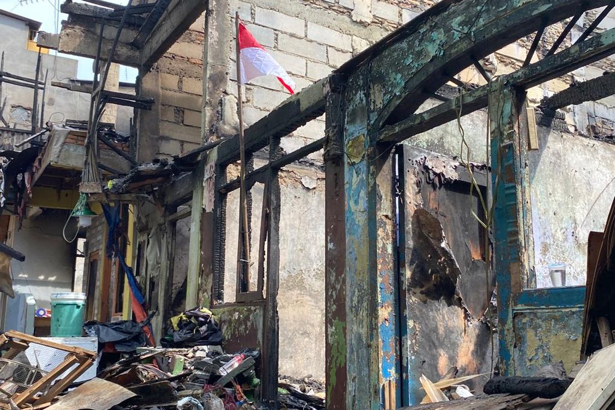 Sebanyak 94 rumah di Gang Lontar, Kelurahan Duri Utara, Kecamatan Tambora, Jakarta Barat hangus terbakar pada Sabtu (8/7/2023). Kini, rumah yang ditempati ratusan warga itu hanya tersisa puing dan rangkanya saja. 