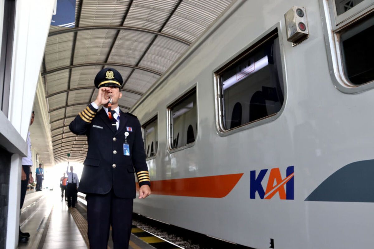 Seorang masinis meniup peluit tanda keberangkatan di sebuah stasiun kereta api di wilayah Daop 7 Madiun, Kamis (30/11/2023).