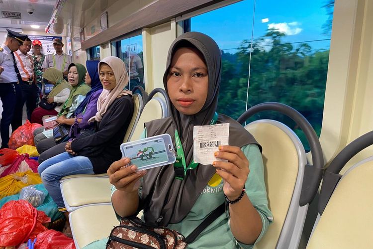 Penumpang menunjukan kartu khusus agar bisa naik Kereta Petani-Pedagang, Senin (1/12/2025).