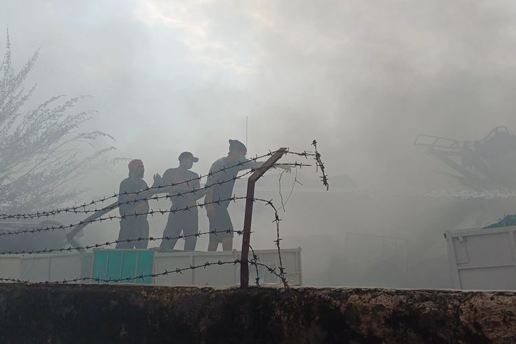 Momen Pekerja Pabrik Sandal Ikut Padamkan Kebakaran Tempat Kerjanya di Tangerang