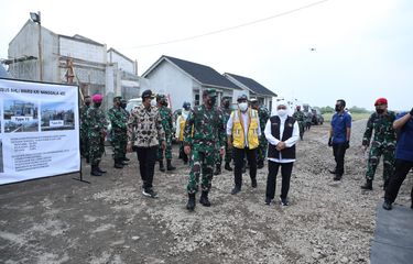 Yalangoch qizlar ginekologik tekshiruvdan otmoqda (video)