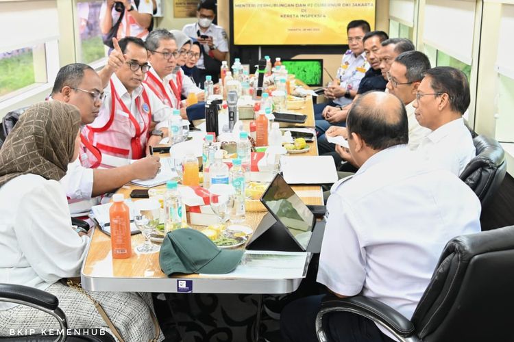 Menteri Perhubungan Budi Karya Sumadi bersama Pelaksana Jabatan (PJ) Gubernur DKI Jakarta Heru Budi Hartono, Minggu (28/5/2023), menggelar rapat membahas upaya peningkatan layanan angkutan massal dari dari dan ke Bandara Soekarno Hatta dan sebaliknya.