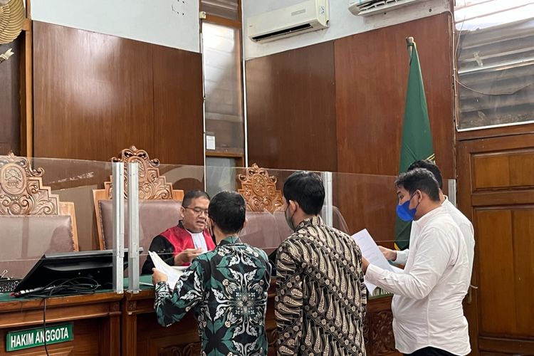Perkumpulan Masyarakat Anti-Korupsi Indonesia (MAKI) menyerahkan bukti dalam gugatan praperadilan terhadap Komisi Pemberantasan Korupsi (KPK) dan Dewan Pengawas (Dewas) KPK terkait Lili Pintauli Siregar dalam persidangan di Pengadilan Negeri (PN) Jakarta Selatan, Rabu (29/3/2023).