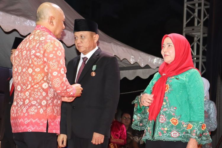 Menkop UMKM, Teten Masduki (batik merah) menyerahkan penghargaan dari Presiden kepada Wali Kota Bandar Lampung, Eva Dwiana (batik hijau) pada puncak Hari UMKM Nasional, di Palembang, Sumatera Selatan (5/9/2024).

