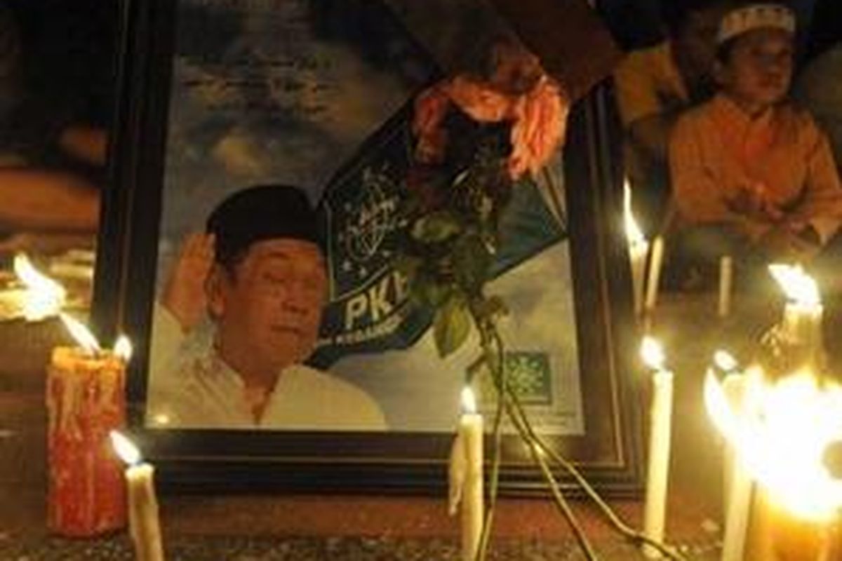 Masyarakat dari berbagai komunitas suku dan agama menggelar doa bersama untuk almarhum KH Abdurrahman Wahid (Gus Dur) di depan Gedung Grahadi, Surabaya, Jawa Timur, Rabu (30/12/2009). Mantan Presiden RI yang ke-4 ini wafat pada usia ke-69 di Rumah Sakit Cipto Mangunkusumo kemarin pada pukul 18.45 WIB. 
