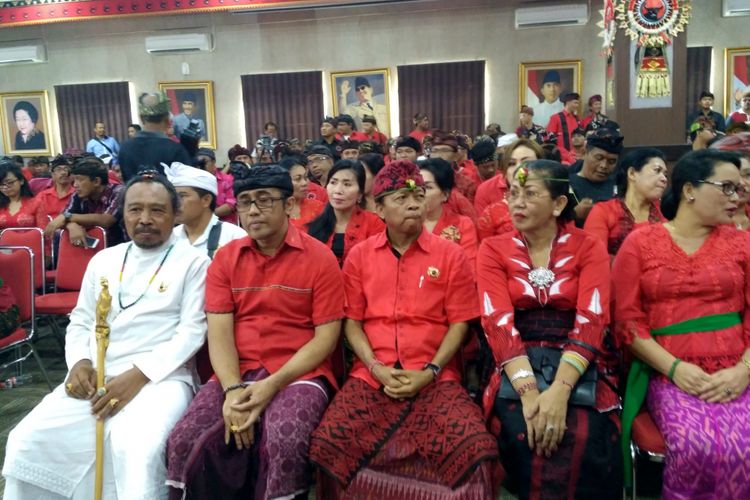 Anggota DPR RI I Wayan Koster (tengah) saat mendaftar sebagai calon Gubernur Bali ke DPD PDIP Bali pada Selasa (4/6/2017)