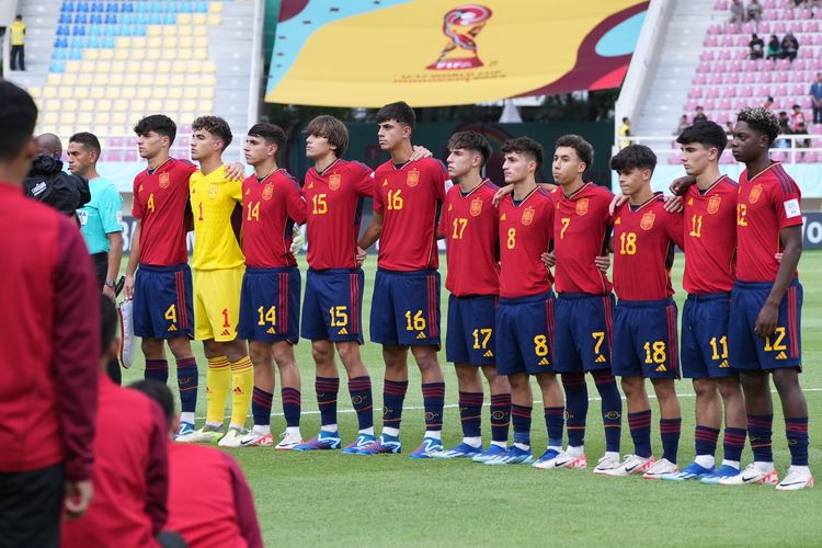 Para pemain timnas U17 Spanyol menyanyikan lagu kebangsaan menjelang laga melawan Uzbekistan  di Piala Dunia U17 2023. Laga Uzbekistan vs Spanyol tersebut digelar di Stadion Manahan, Solo, pada Kamis (16/11/2023) sore WIB.