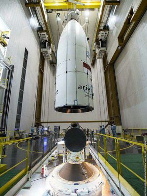 Integrasi fairing dengan kendaraan peluncur dimana satelit Telkom 3S sudah terpasang di Final Assembly Buliding, Guiana Space Center, Kourou, French-Guiana, pekan lalu.
