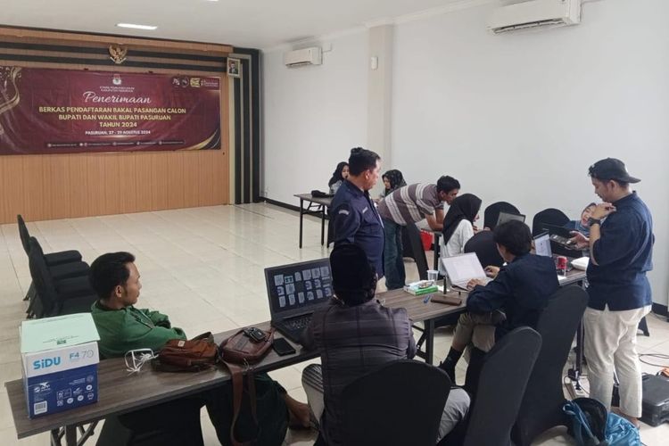 Suasana masih lengang di ruang helpdesk pendaftaran pasangan Calon Bupati-Wakil Bupati Pasuruan KPU Kabupaten Pasuruan yang masih sepi pendaftar, Selasa (27/8/2024).