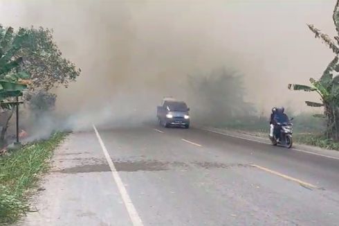 Kabut Asap Tutupi Jalan Lintas Palembang-Indralaya, Pengemudi Diminta Waspada