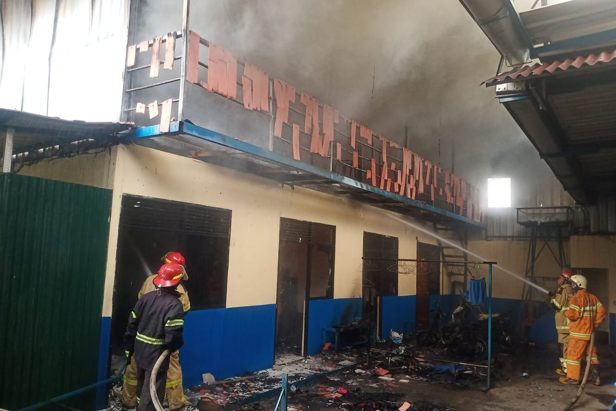 Unit mess karyawan yang habis terbakar di Jalan Raya Alternatif Cibubur, Kelurahan Jatisampurna Kecamatan Jatisampurna, Kota Bekasi, Minggu (2/7/2023). Kebakaran itu diduga terjadi akibat korsleting.