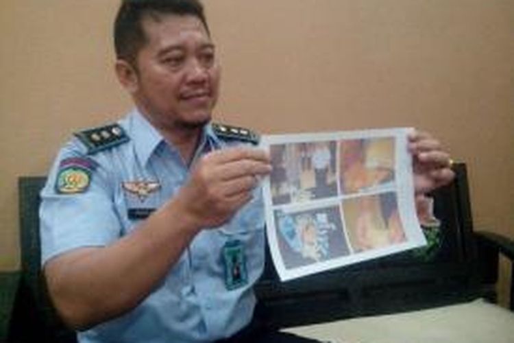 Kepala Lapas Kelas II A Kediri, Agus Irianto, saat  menunjukkan gambar pelaku upaya penyelundupan pil koplo dan barang buktinya, Rabu (12/3/2014).