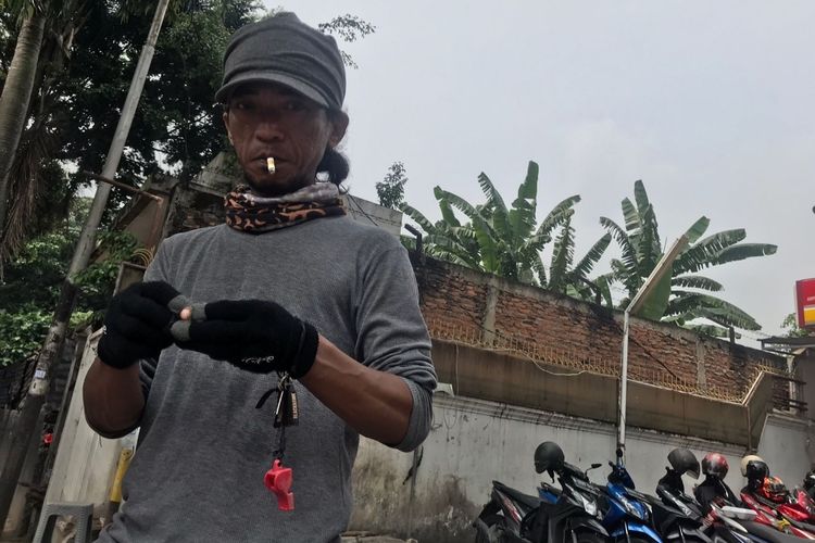 Juru parkir minimarket bernama Acil (42) meraup keuntungan lebih saat ada sidang Ferdy Sambo di PN Jakarta Selatan. Hal itu diakui Acil saat ditemui pada Kamis (20/10/2022).