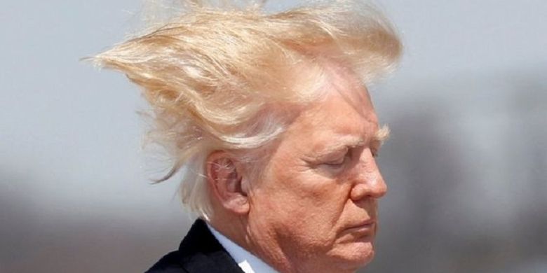 Presiden Amerika Serikat Donald Trump ketika rambutnya tertiup angin. Pemerintah AS menjadi sorotan karena berniat mengubah aturan soal pancuran setelah Trump mengeluh soal rambut.