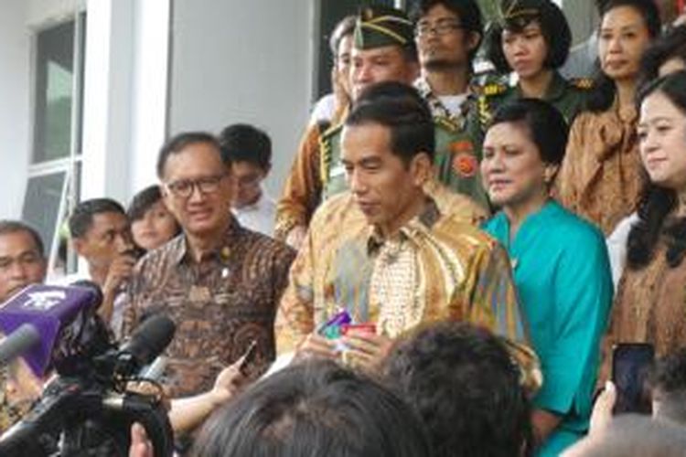 Presiden Joko Widodo meluncurkan program Simpanan Keluarga Sejahtera, Kartu Indonesia Pintar, dan Kartu Indonesia Sehat di Kantor Pos Pasar Baru, Jakarta, Senin (3/11/2014).