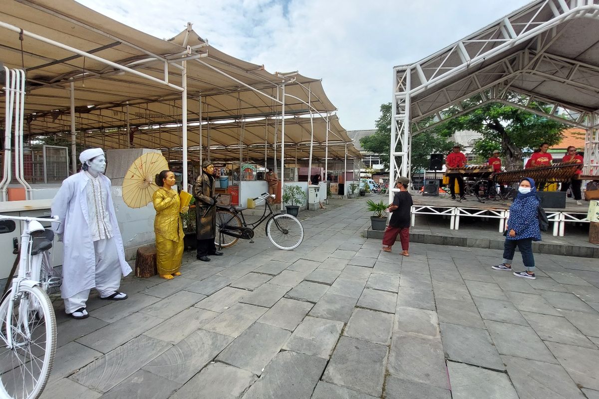 Kota Intan Kota Tua menjadi tempat relokasi PKL dari kawasan wisata Kota Tua Jakarta. Kota Intan mampu menyediakan 457 kios, mushola, toilet, hingga panggung hiburan.