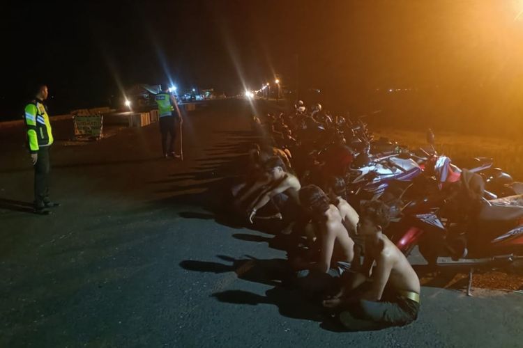 Puluhan remaja di Kabupaten Tuban, Jawa Timur, terjaring razia petugas Satlantas Polres Tuban saat menggelar aksi balap liar menjelang waktu makan sahur di Jalan Soekarno - Hatta, Tuban. Minggu (17/3/2024).