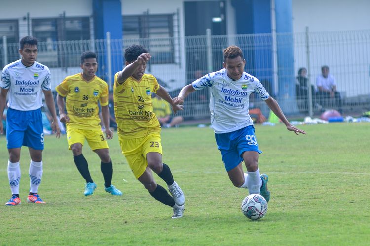 Erwin Ramdani pemain Persib mencoba melepaskan diri dari hadangan pemain Porprov Kota Bandung dalam laga uji coba di Stadion Persib, Rabu (13/7/2022).