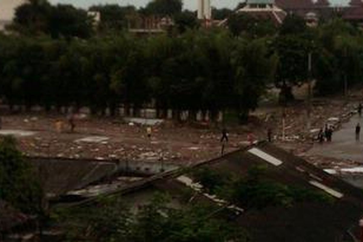 Suasana di halaman Stasiun Depok Baru pasca penertiban terhadap kios pedagang pada 10 dan 12 Desember 2012  yang lalu. Pihak PT KCJ akan melanjutkan penertiban di Stasiun Pondok Cina pada Jumat (4/1/2013) seusai sholat Jumat.