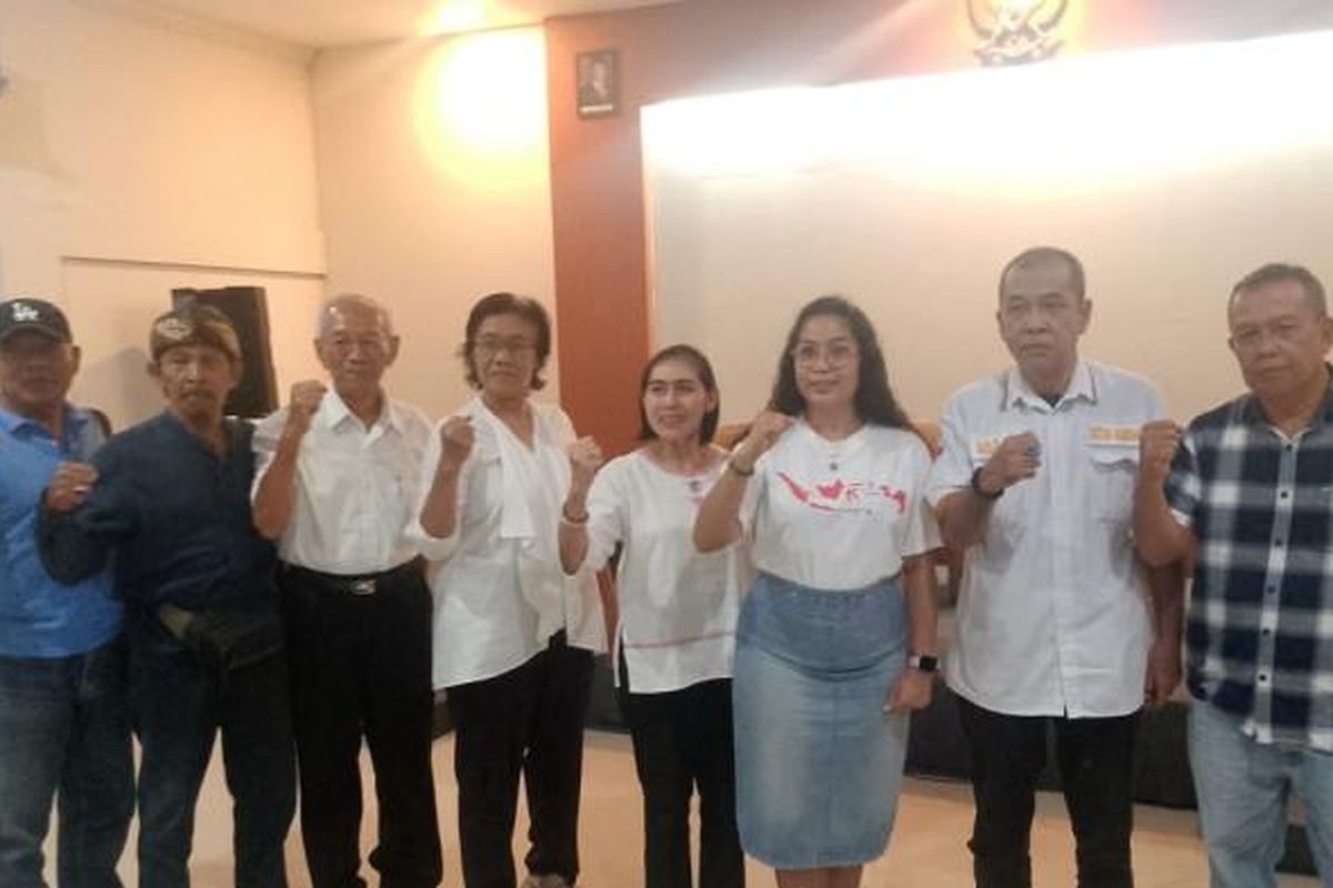 Sejumlah warga Kota Cirebon yang tergabung dalam Paguyuban Pelangi Cirebon berkumpul di sebuah hotel di Jalan Raya Siliwangi, Selasa (12/8/2025), Mereka menyuarakan satu tuntutan yaitu pembatalan kenaikan Pajak Bumi dan Bangunan (PBB) yang mencapai 1.000 persen. 