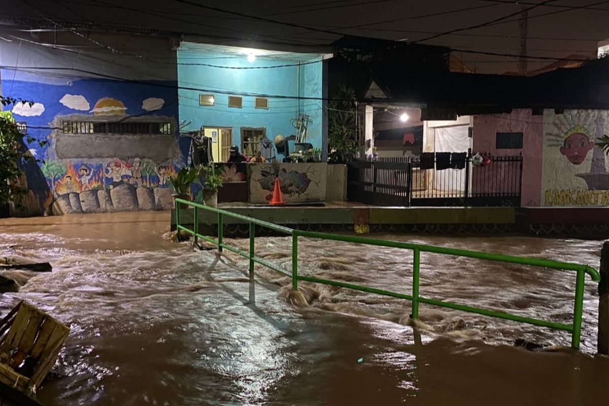 Banjir merendam permukiman warga yang berada di Jalan H. Kamang, Pondok Labu, Cilandak, Jakarta Selatan, Jumat (23/9/2022) malam. 
