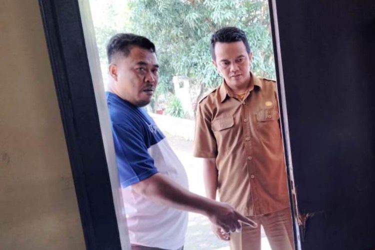 Kondisi pintu bagian belakang kantor Desa Sukaluyu, Cianjur, yang rusak setelah dibobol kawanan pencuri.
