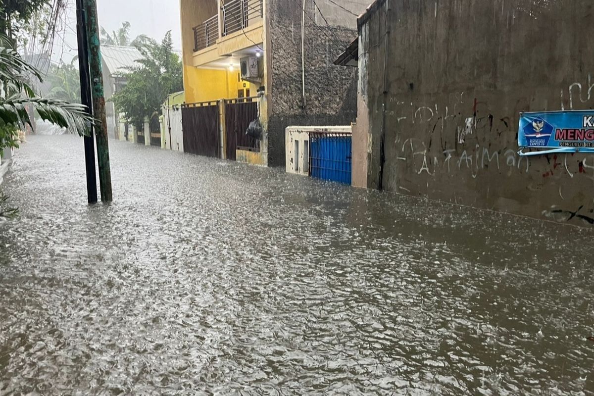 Hujan deras yang mengguyur wilayah Ibu Kota menyebabkan tiga RT di kawasan Pasar Rebo, Jakarta Timur, terpendam banjir pada Selasa (4/10/2022) sore.  Banjir merendam wilayah RT 10, 06, dan 02 RW 08 di dua jalan berbeda yakni Jalan Dana Prasetya dan Jalan H. Taiman Barat, Gedong. 