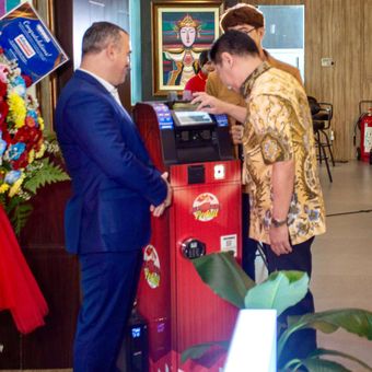 Mesin Digital Retail System (DRS) Brinks yang digunakan di 1.000 gerai Alfamart untuk memudahkan pengelolaan uang tunai.