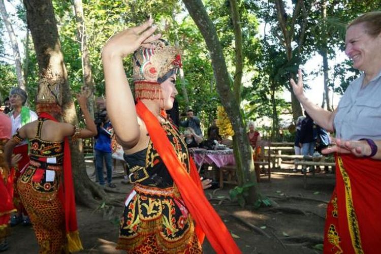 Wisatawan AS menari Gandrung di Desa Kemiren, Kecamatan Glagah, Kabupaten Banyuwangi, Jawa Timur, Rabu (31/8/2016).