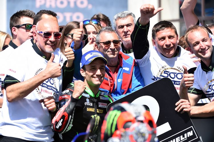 Pebalap Monster Yamaha Tech3 asal Perancis, Johann Zarco, berpose bersama tim setelah meraih hasil finis di urutan kedua pada balapan GP Perancis di Sirkuit Le Mans, Minggu (21/5/2017).