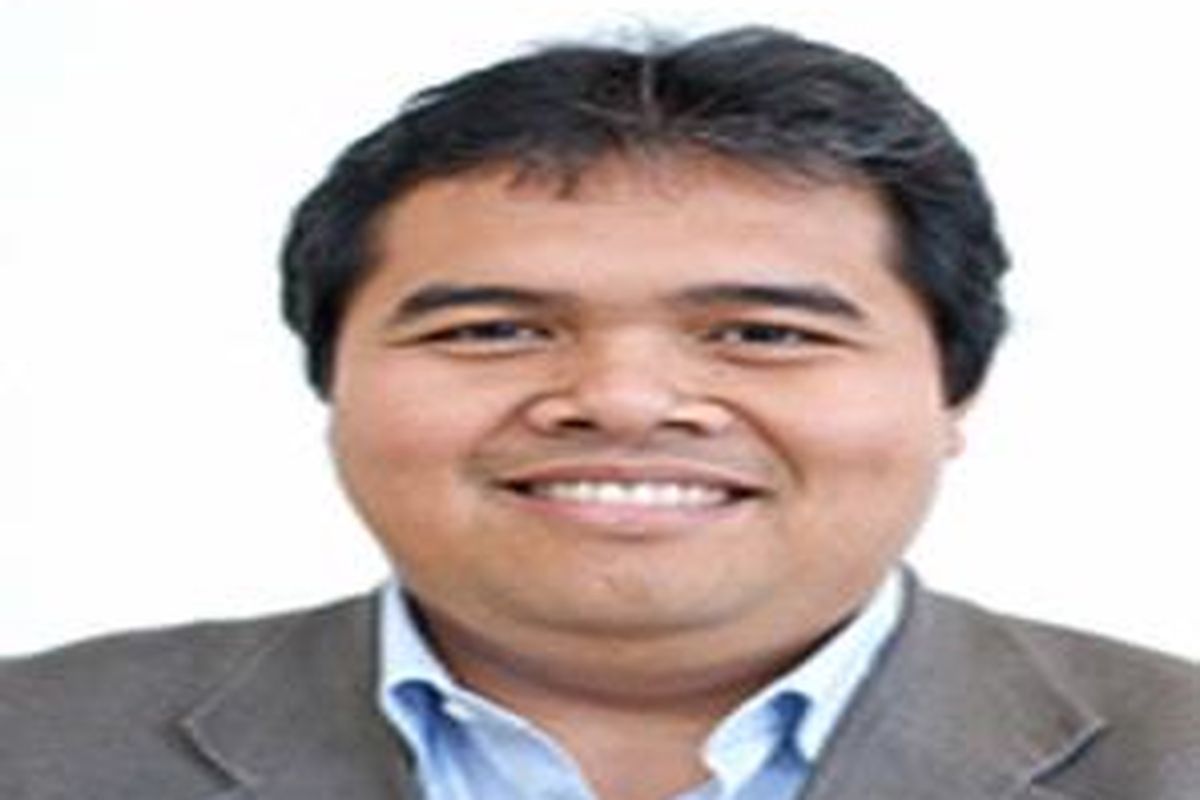 Selama 2 tahun terakhir ini, Yanuar terlibat pada lebih dari 15 penelitian yang didanai oleh Uni Eropa, Dewan Riset Inggris, Dewan Riset Eropa, serta Departemen Industri dan Perdagangan Inggris (DTI). 