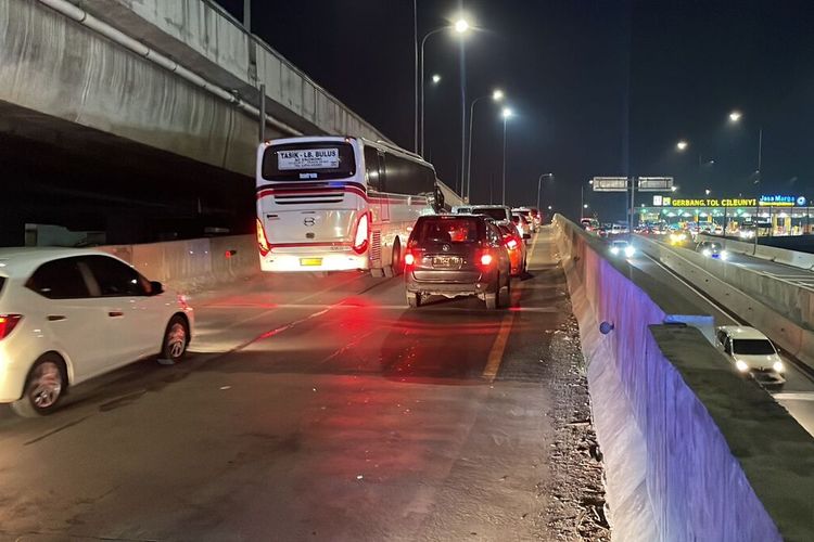 Arus kendaraan roda 4 yang akan memasuki Gerbang Tol Cileunyi terpantau landai. Hingga hari terakhir operasi ketupat lodaya 2023 arus lalu lintas baik di jalir arteri Nagreg hingga Gerbang Tol Cileunyi, Kabupaten Bandung terpantau landai pada Senin (1/5/2023).