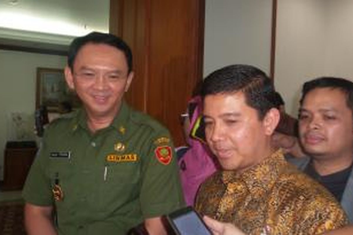 Menteri Pendayagunaan Aparatur Negara dan Reformasi Birokrasi, Yuddy Chrisnandi (kanan) saat menyambangi Balaikota Jakarta, Senin (3/11/2014)