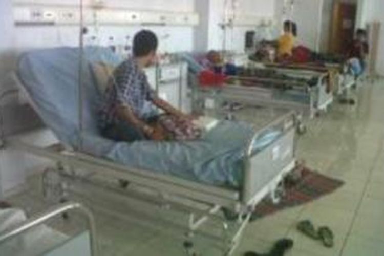 Salah satu korban pesta minuman keras oplosan di Mojokerto, Jawa Timur saat menjalani perawatan di rumah sakit.
